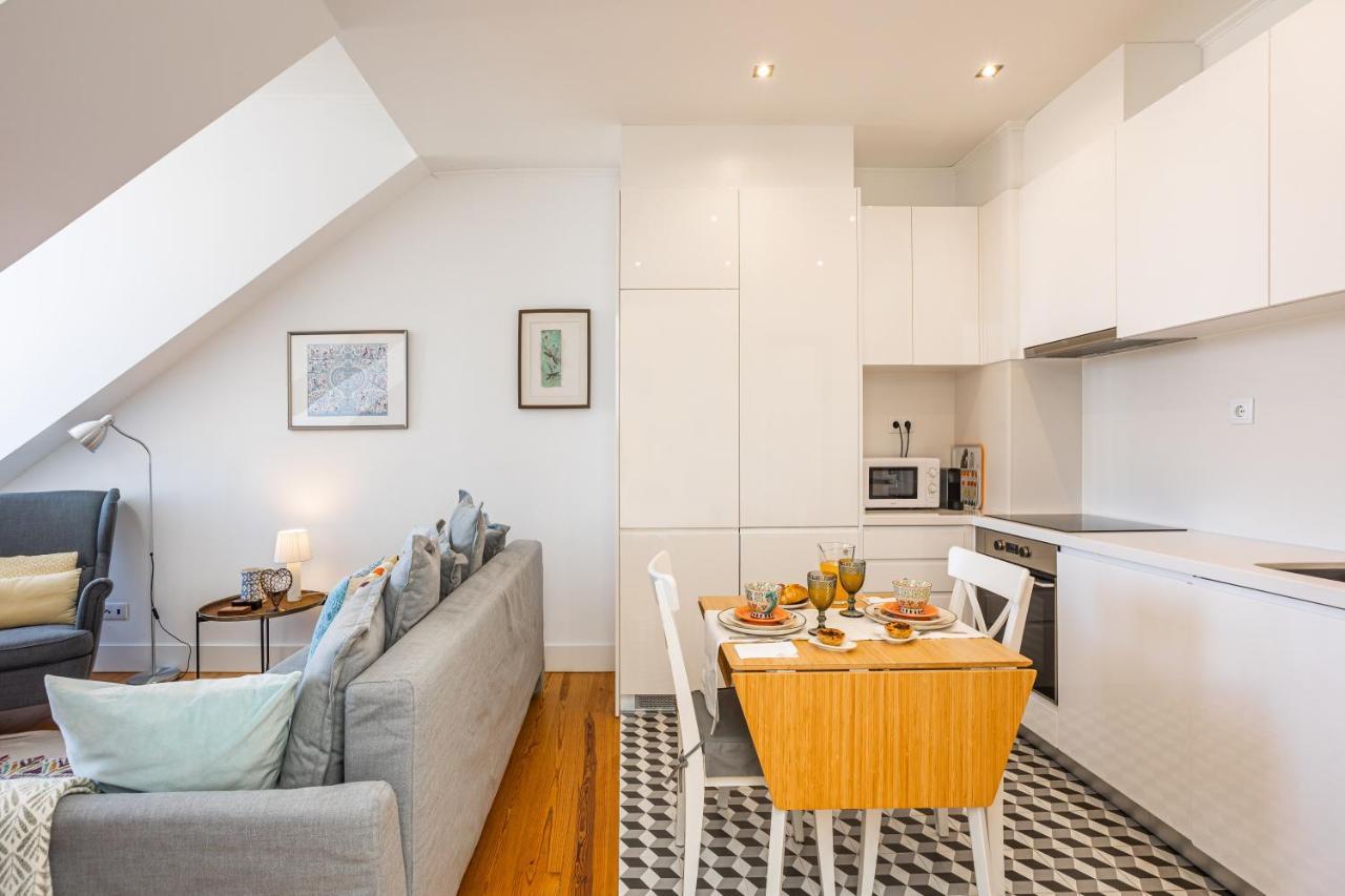 Bright Tailor Made Flat With A View In Estrela Lisbon
