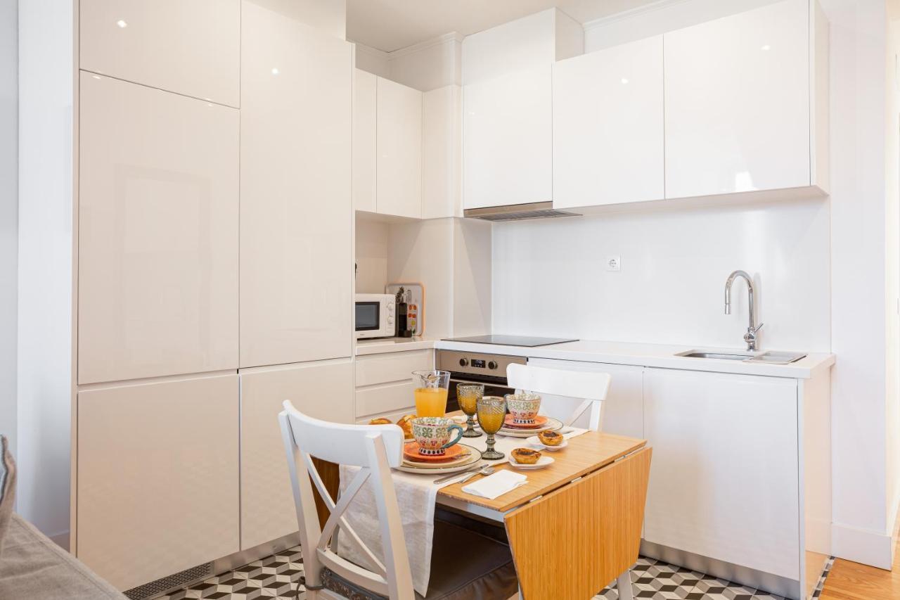 Bright Tailor Made Flat With A View In Estrela * Lissabon