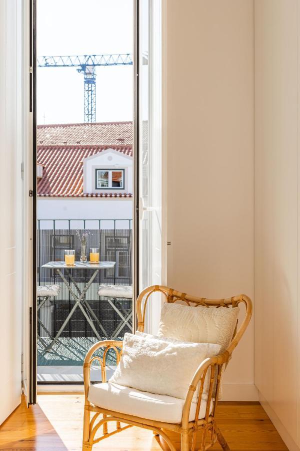 Bright Tailor Made Flat With A View In Estrela Lissabon